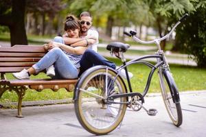 un par de turistas divirtiéndose caminando por las calles de la ciudad en vacaciones - amigos felices riéndose juntos en vacaciones - concepto de personas y vacaciones foto