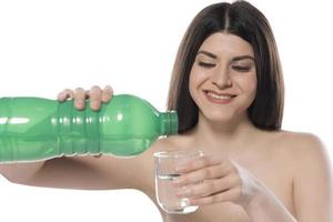 mujer bebiendo agua. aislado sobre fondo blanco foto