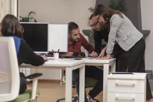 dos asociaciones que desarrollan tecnologías de programación y codificación que trabajan en computadoras portátiles y analizan juntas. foto