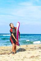 hermosa chica surfista en la playa foto