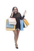 mujer feliz con bolsa de compras sobre fondo de estudio aislado. foto