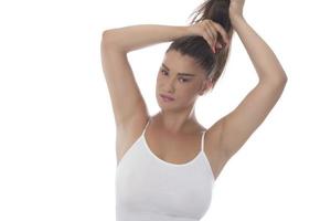 mujer mujer sosteniendo su cabello en la mano. aislado sobre fondo blanco. foto