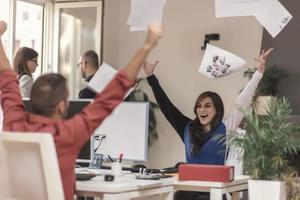 dos asociaciones que desarrollan tecnologías de programación y codificación que trabajan en computadoras portátiles y analizan juntas. foto