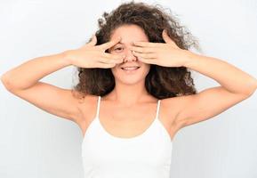 foto de una joven asombrada conmocionada asustada asustada manos cubiertas cara ojo mirada