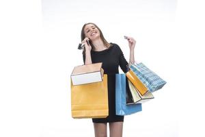 mujer feliz con bolsa de compras sobre fondo de estudio aislado. foto