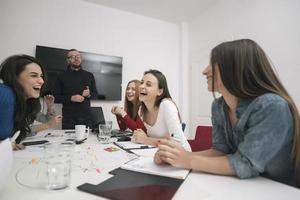 líder ejecutivo hablando con un grupo de empleados diversos felices en la reunión informativa de la oficina corporativa, foto