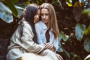 un par de mujeres gay sonriendo y besándose. pareja de mujeres jóvenes casadas del mismo sexo en su rutina diaria mostrando algo de afecto lgbt foto