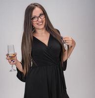 bella mujer celebrando el año nuevo con confeti y champán foto