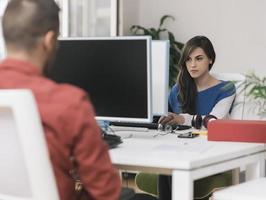 trabajo independiente. dos asociaciones que desarrollan tecnologías de programación y codificación que trabajan en computadoras portátiles y analizan juntas. foto