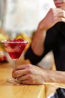 imagen que muestra a un hombre disfrutando de una bebida en un bar foto