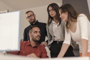 grupo de diseñadores programadores trabajando en un nuevo proyecto en la oficina. foto