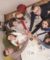 líder ejecutivo hablando con un grupo de empleados diversos felices en la reunión informativa de la oficina corporativa, foto