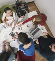 líder ejecutivo hablando con un grupo de empleados diversos felices en la reunión informativa de la oficina corporativa, foto