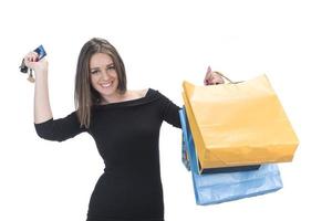 mujer feliz con bolsa de compras sobre fondo de estudio aislado. foto