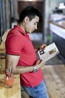 hombre leyendo un libro durante la pausa para el café foto