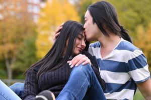 hermosa pareja feliz disfrutando el día juntos en el parque. foto