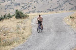 Extreme mountain bike deporte atleta hombre cabalgando al aire libre estilo de vida trail foto