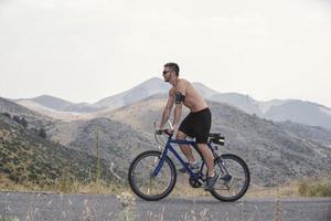 bicicleta de montaña extrema deporte atleta hombre montando al aire libre estilo de vida trailextrema bicicleta de montaña deporte atleta hombre montando al aire libre estilo de vida trail foto