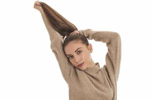 retrato de una hermosa joven morena con cabello saludable. foto