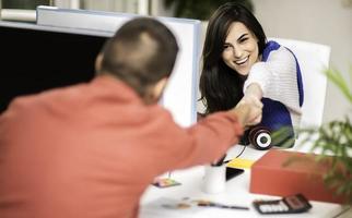 dos asociaciones que desarrollan tecnologías de programación y codificación que trabajan en computadoras portátiles y analizan juntas. foto