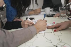 líder ejecutivo hablando con un grupo de empleados diversos felices en la reunión informativa de la oficina corporativa, foto