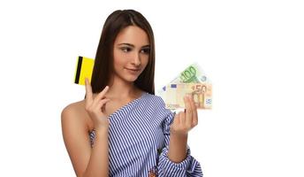 mujer joven con dinero en euros aislado en blanco foto