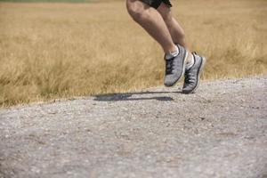 corredor de hombre deportivo corriendo en la meseta de la montaña en verano foto