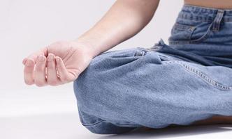 mujer joven practicando yoga foto