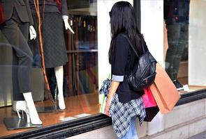 mujer de compras. mujer feliz con bolsas de compras disfrutando de compras. consumismo, compras, concepto de estilo de vida foto