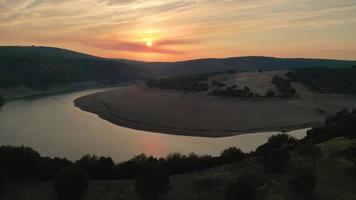 vue aérienne de la rivière pendant l'heure d'or video