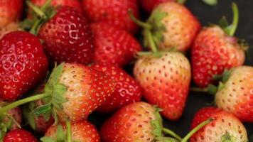 rijp aardbeien zijn rood in kleur met een zoet en verzuren smaak. rood aardbei video