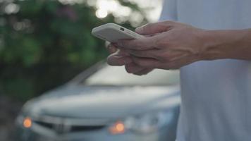 homem usa chamada de celular para seguro devido a acidente de carro por meio de um sistema de aplicativo móvel. homem procura uma garagem para consertar seu carro durante um passeio rural. conceito de seguro de carro. video