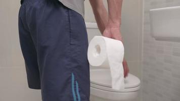 stipsi e diarrea nel bagno. male uomo toccare pancia stomaco dolore doloroso. colon infiammazione problema, tossico cibo, addominale dolore, addome, stitico nel gabinetto, mal di stomaco, igiene video