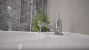 Mens gebruik hand- sluit water kraan vergat dichtbij. draaien uit de water niet helemaal Gesloten maken Nee bespaart energie en maken globaal opwarming. concept opslaan energie opslaan water behouden natuurlijk middelen video