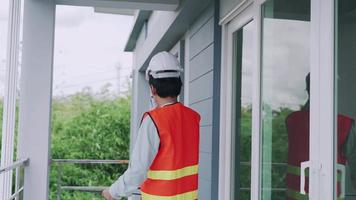 inspecteur of ingenieur is inspecteren en inspecteren een gebouw of huis gebruik makend van een controlelijst. ingenieurs en architecten of contactor werk naar bouwen de huis voordat overhandigen het over- naar de huiseigenaar. video