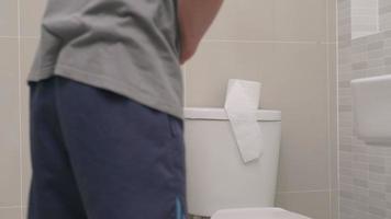 stipsi e diarrea nel bagno. male uomo toccare pancia stomaco dolore doloroso. colon infiammazione problema, tossico cibo, addominale dolore, addome, stitico nel gabinetto, mal di stomaco, igiene video