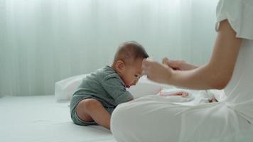 begrepp av utveckling i barn. en mor är spelar med henne barn till förbättra henne barnets utveckling. spelar med leksaker och håller på med aktiviteter främjar utveckling med ålder video