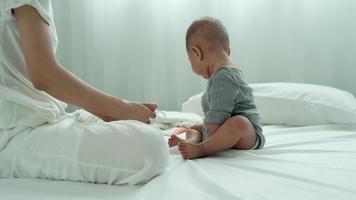 concetto di sviluppo nel bambini. un' madre è giocando con sua bambino per migliorare sua del bambino sviluppo. giocando con giocattoli e fare attività promuove sviluppo con età video