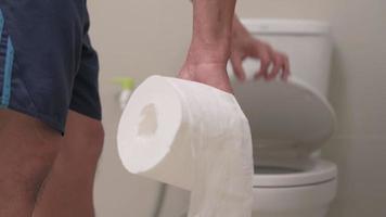 constipation et diarrhée dans la salle de bain. blesser l'homme toucher le ventre mal de ventre douloureux. problème d'inflammation du côlon, aliments toxiques, douleurs abdominales, abdomen, toilettes constipées, maux de ventre, hygiène video