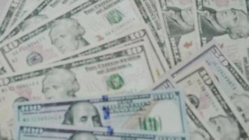 usd-währung, viele dollar-banknoten auf dem tisch platziert. der dollar ist die währung der usa, die verwendet wird, um zu wechseln, zu kaufen, zu verkaufen, zu akkumulieren und in die staatsbürger des vereinigten königreichs zu investieren. video