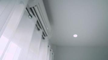 los empleados cambian la temperatura del aire acondicionado a 25 grados para ahorrar energía. acondicionador de aire adecuado para el tamaño de la habitación ajustar la temperatura de 25 grados centígrados y apagarlo cuando no se utilice. video