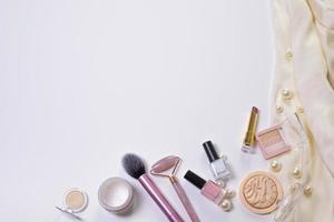 fondo de belleza con cosméticos faciales, productos de maquillaje. espacio libre para texto, espacio de copia. diseño moderno, vista superior, plano. maquillaje, cuidado de la piel, concepto de belleza. foto