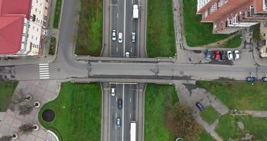 versneld video 4x antenne visie bovenstaand Bij tweesprong Aan weg knooppunt met zwaar verkeer in stad