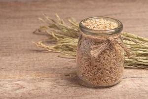 arroz jazmín marrón sobre fondo de madera oscura con espacio para copiar, comida saludable foto