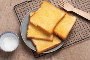 pan tostado crujiente con mantequilla y azúcar foto
