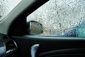 vista interior del coche cubierto de lluvia helada foto