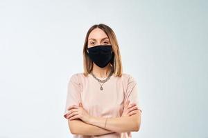 retrato de mujer con máscara protectora en la cara sobre fondo blanco foto