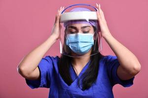 personal médico con protector facial y máscara médica para proteger el virus coronavirus covid-19 foto