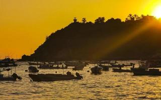 colorido atardecer dorado gran ola y playa puerto escondido mexico. foto