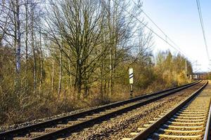 vías de tren a través de la naturaleza hasta el infinito en alemania. foto